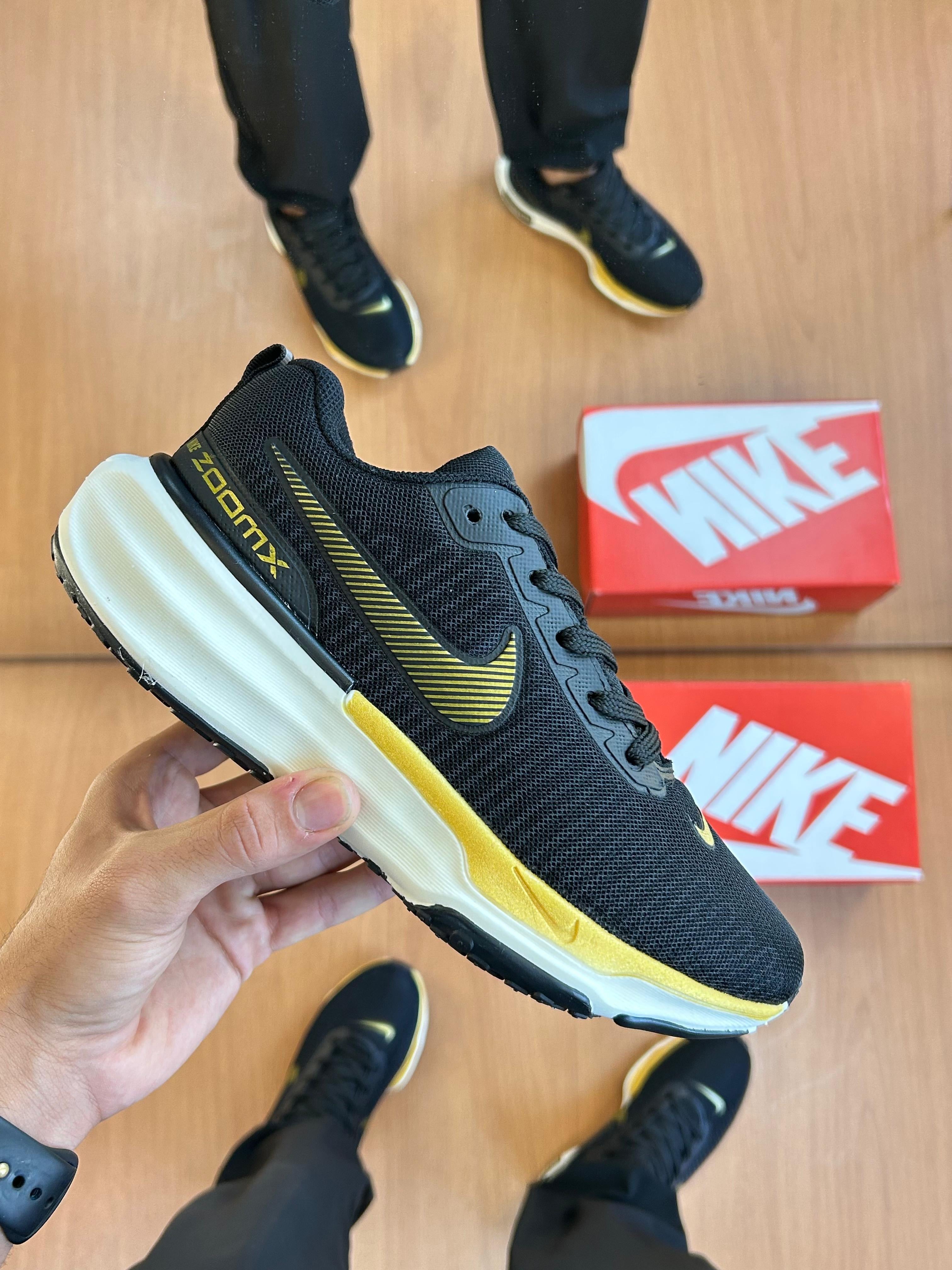 Invincible Run Preto/Ouro