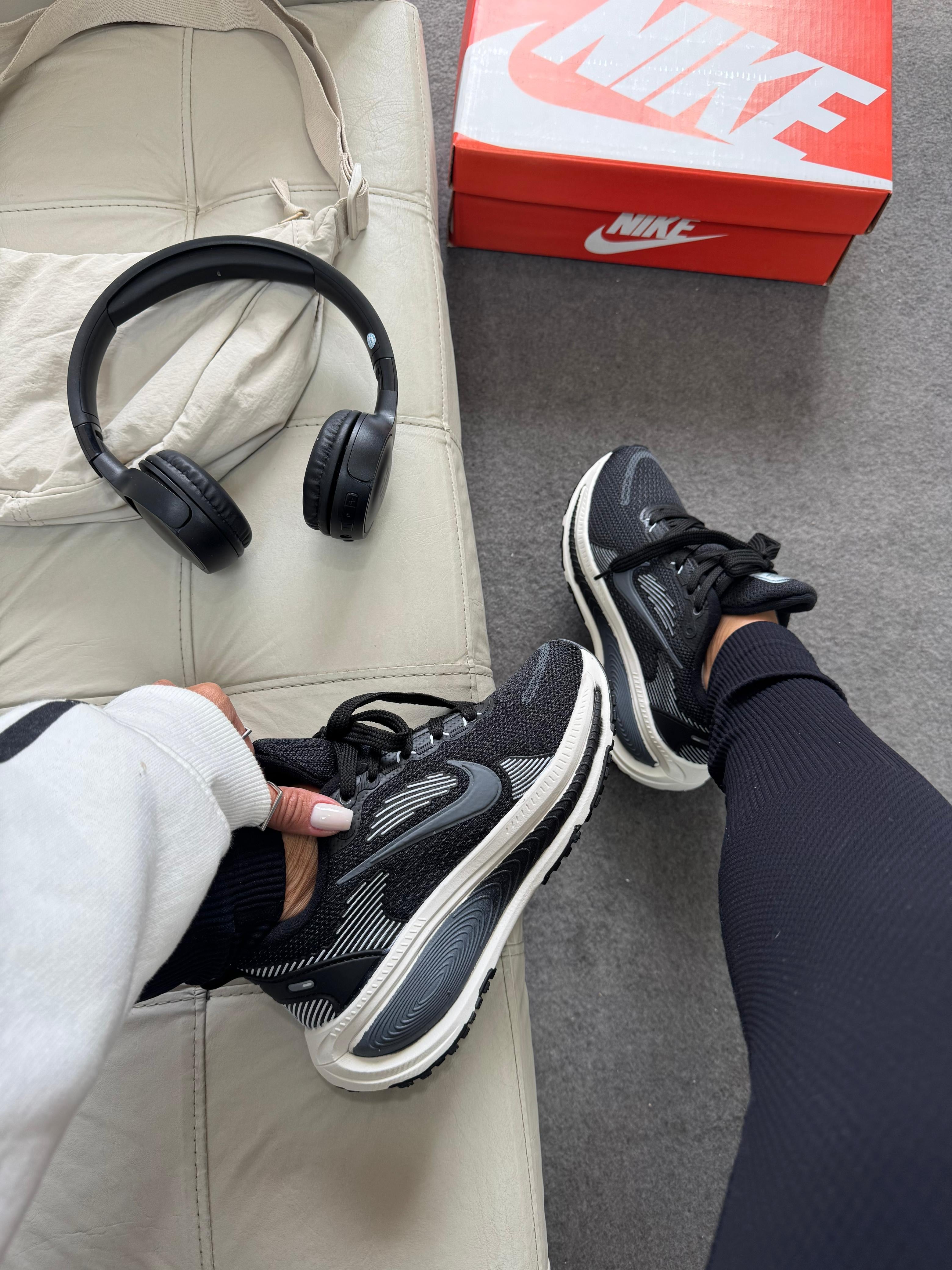 Nike Vomero 18 Preto/Off
