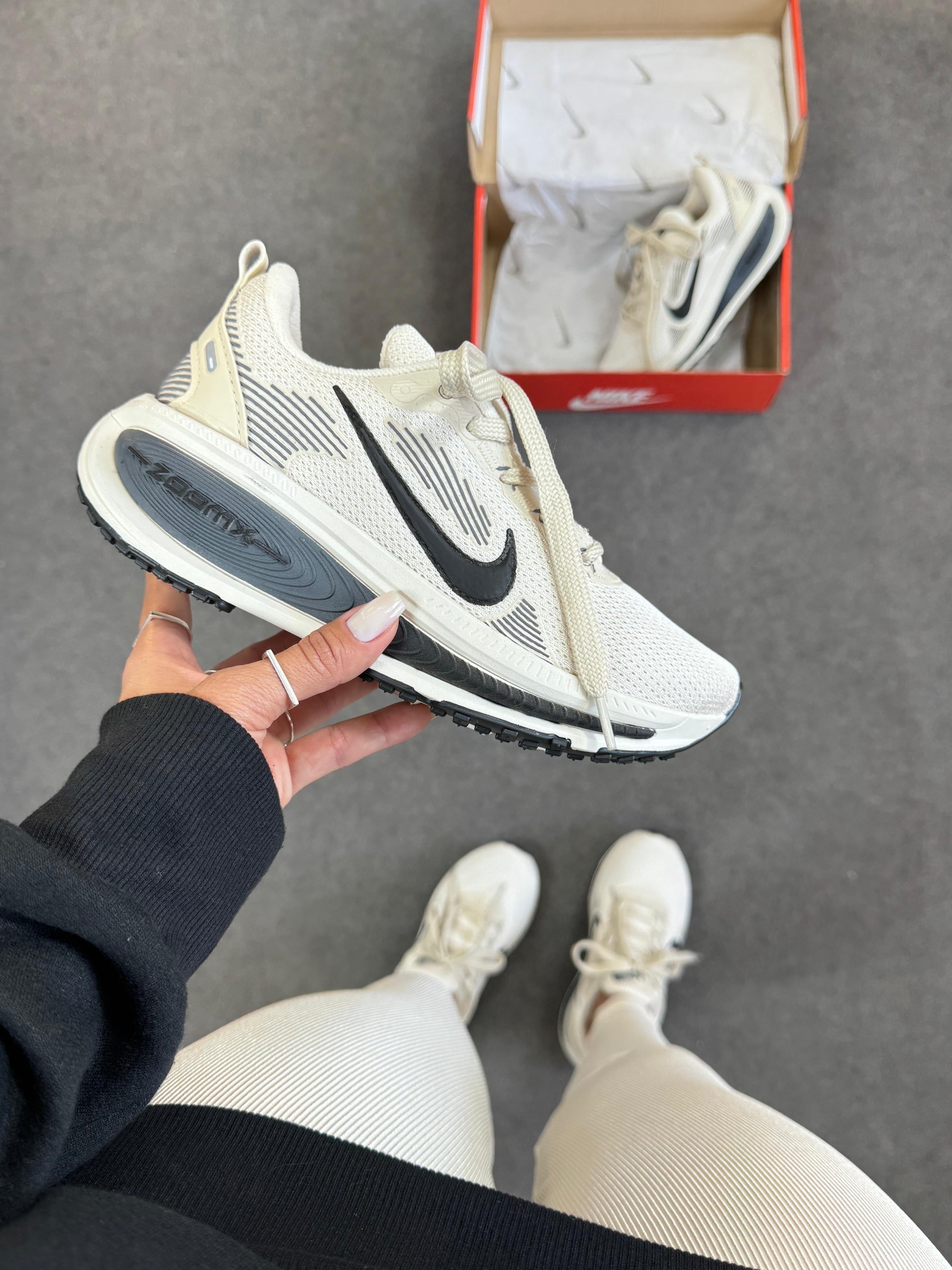 Nike Vomero 18 Off/Preto