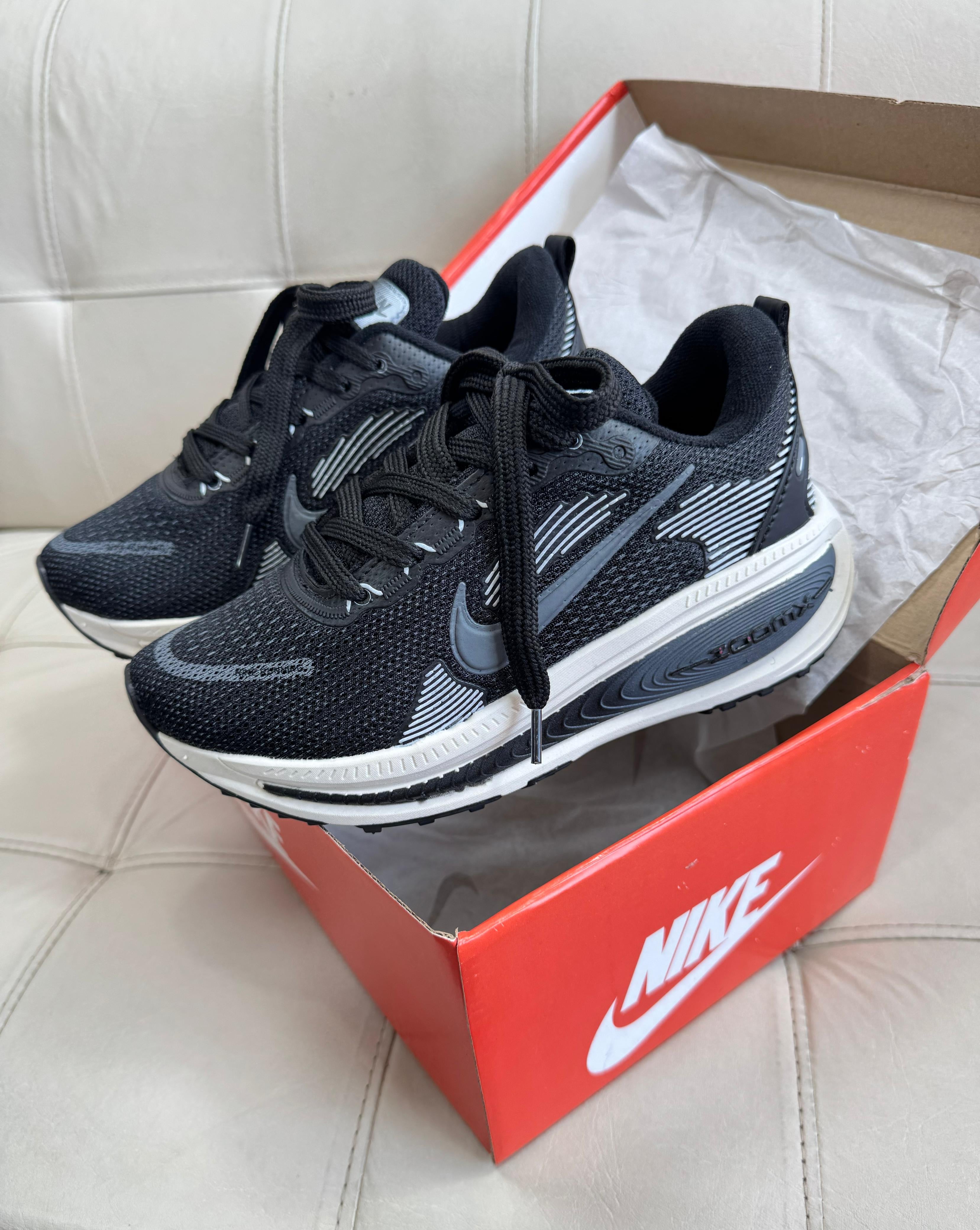 Nike Vomero 18 Preto/Off