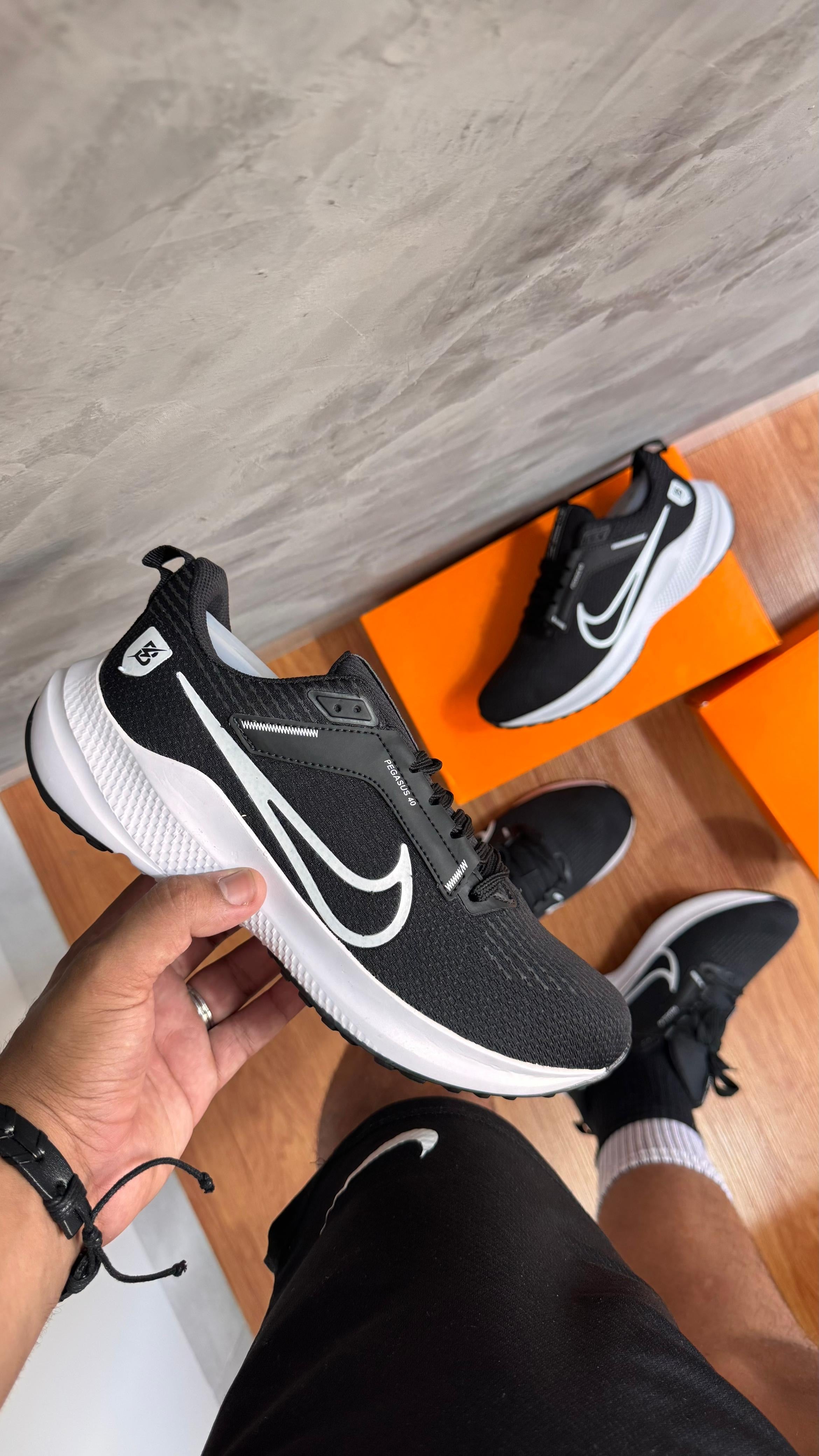 Pegasus 40 Preto/Branco