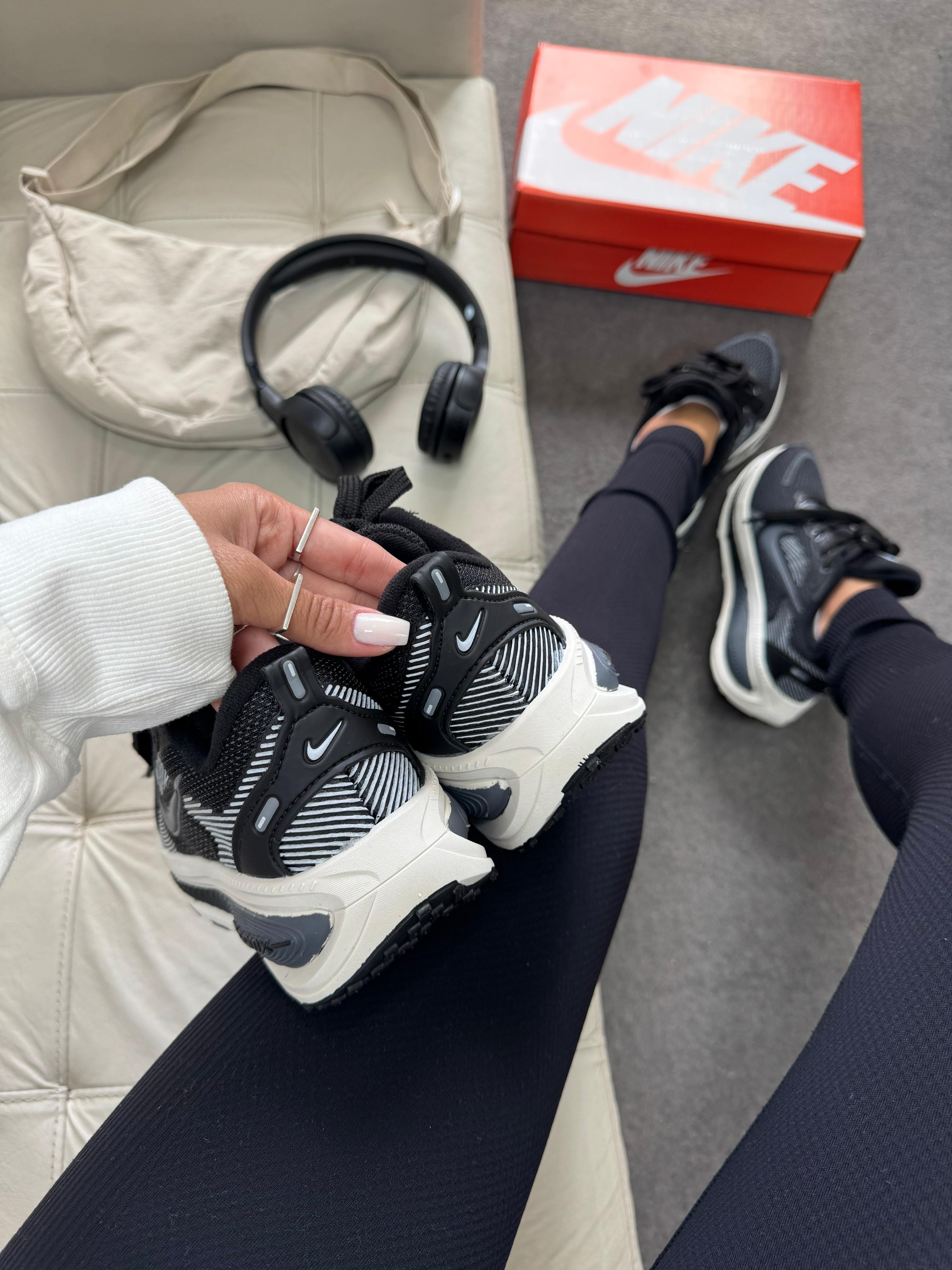 Nike Vomero 18 Preto/Off