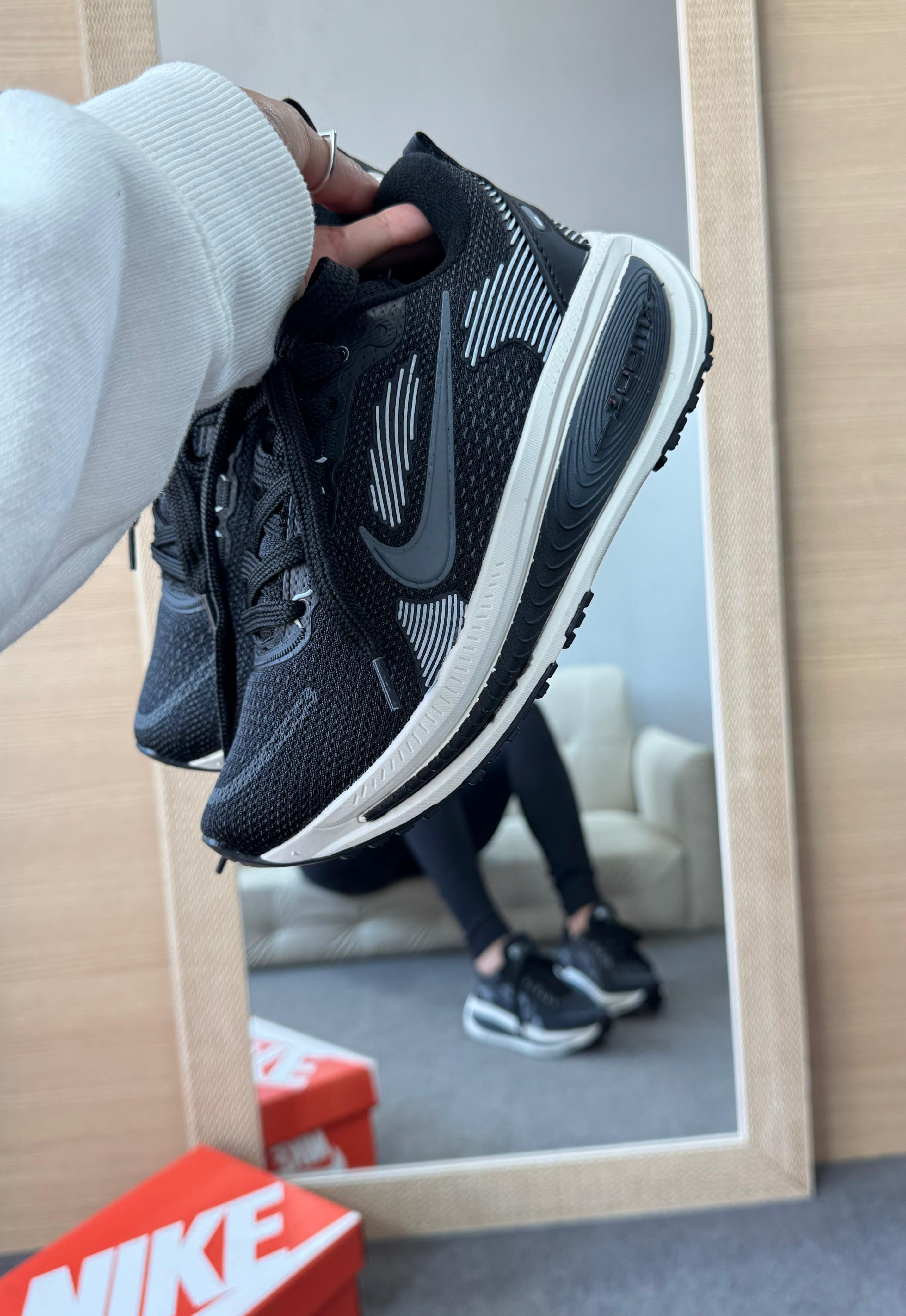 Nike Vomero 18 Preto/Off