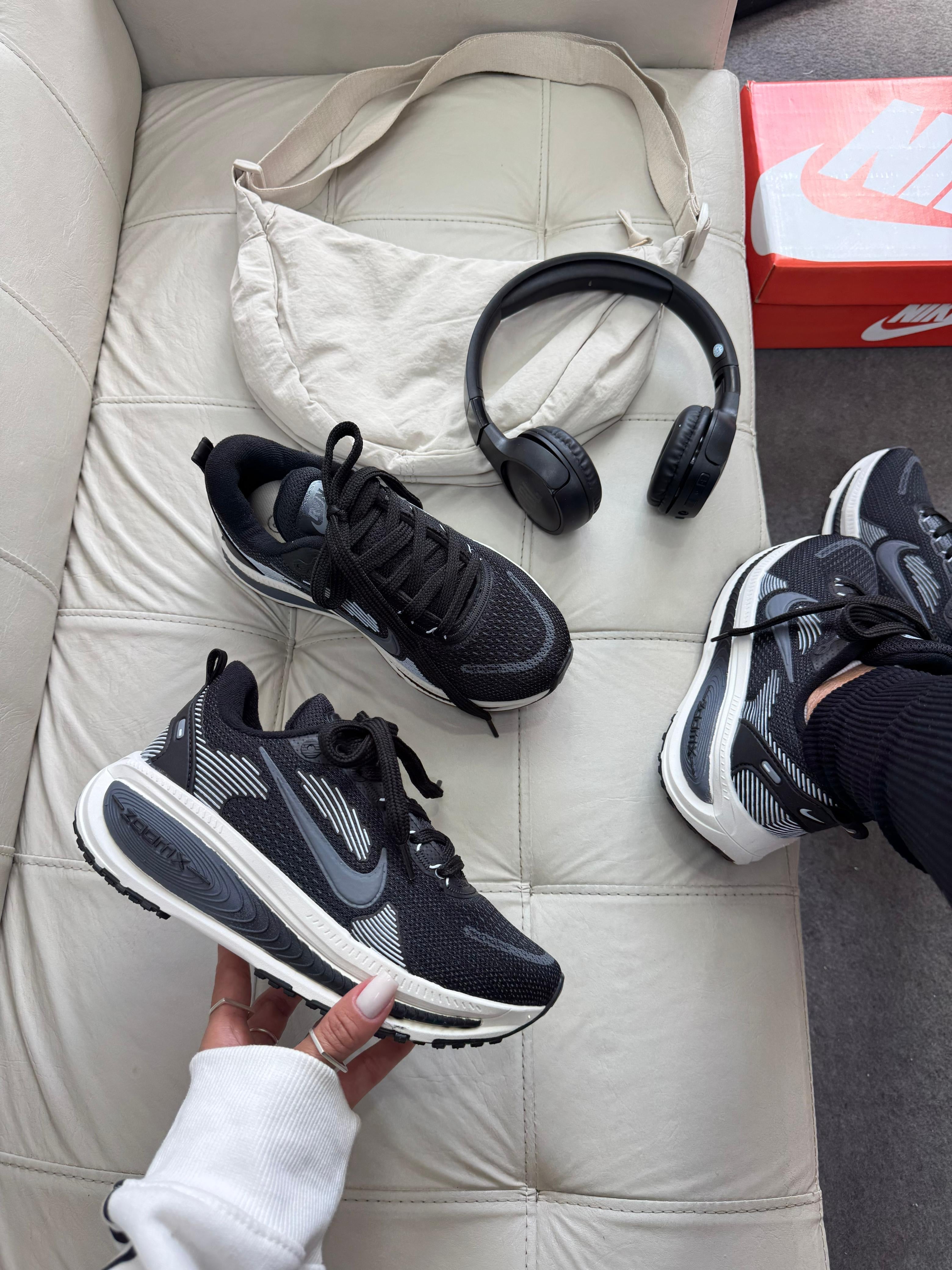 Nike Vomero 18 Preto/Off