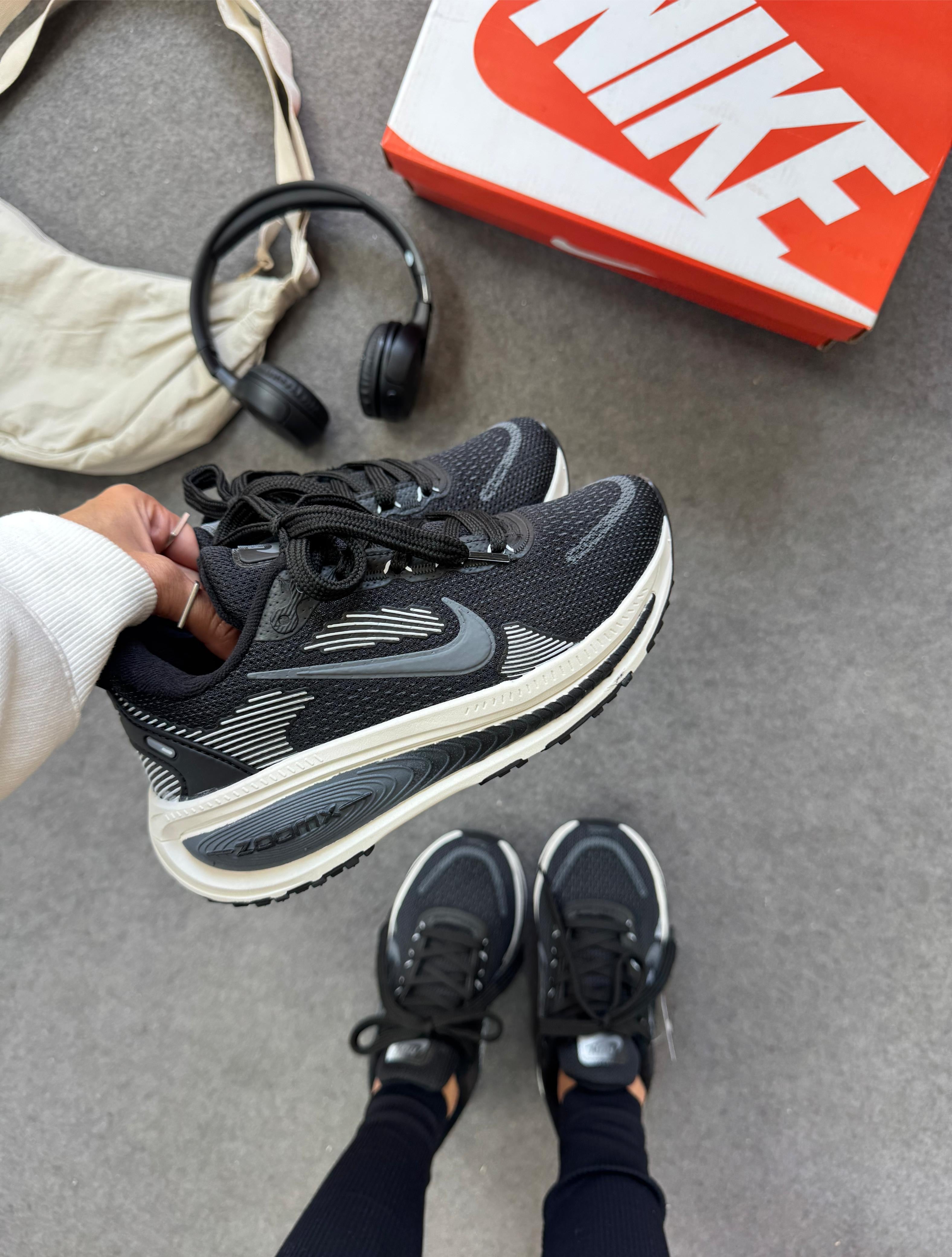 Nike Vomero 18 Preto/Off