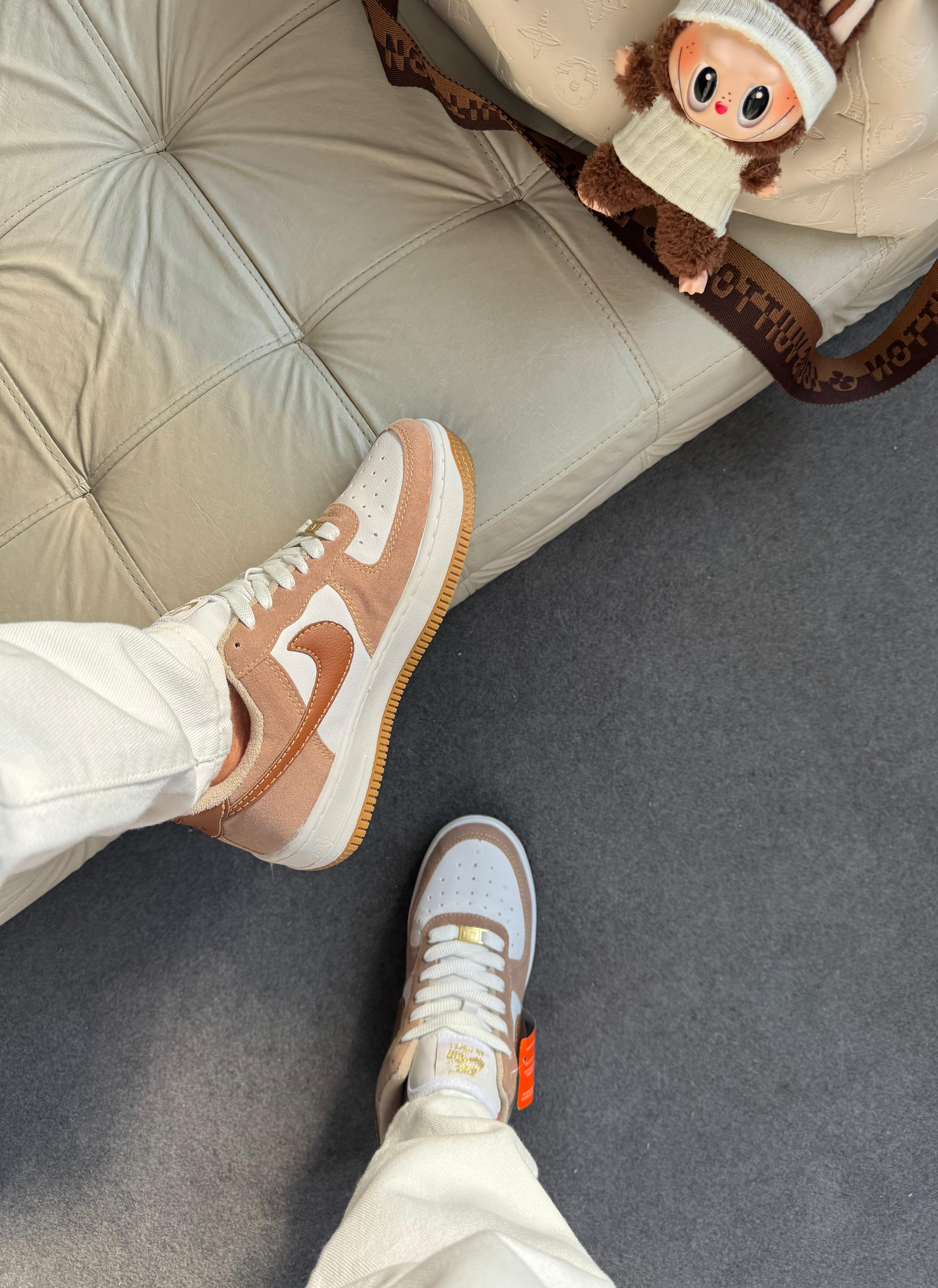 Nike Air Force F1 Camurça Caramelo / Branco
