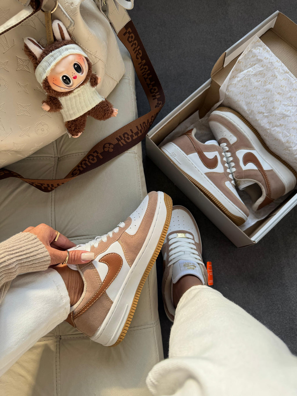 Nike Air Force F1 Camurça Caramelo / Branco