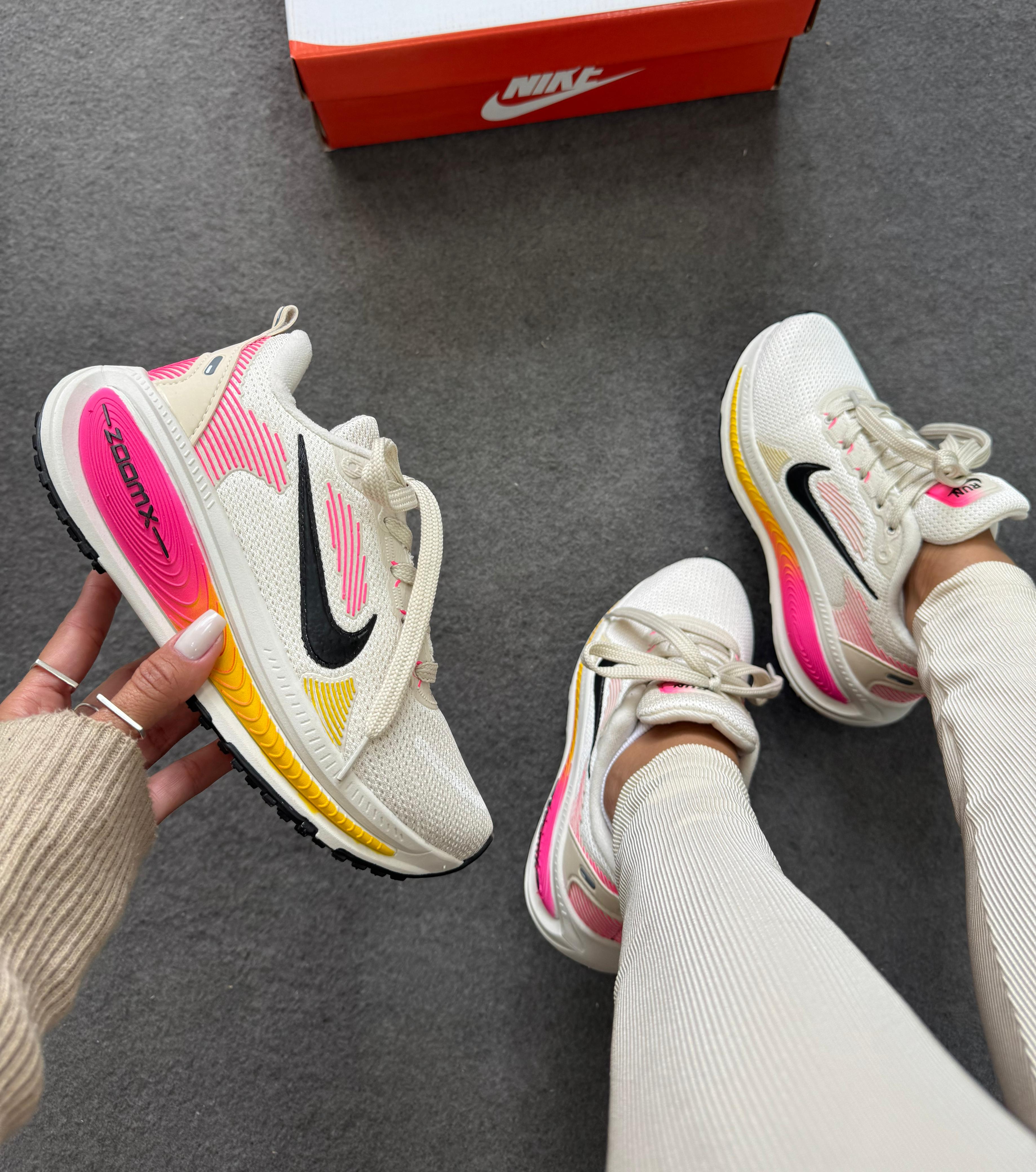 Nike Run Vomero 18 Off/pink /marelo