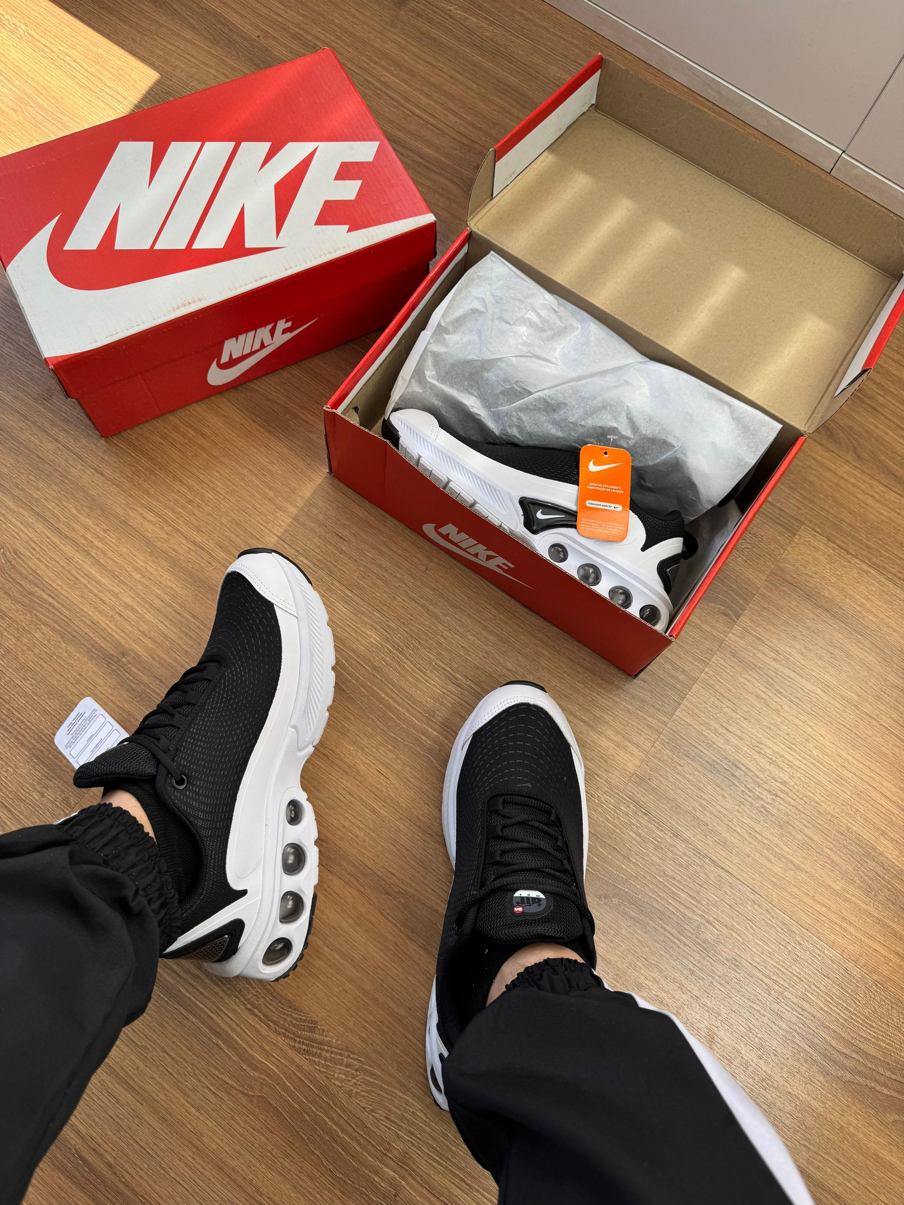 Air Max DN  Preto / Branco