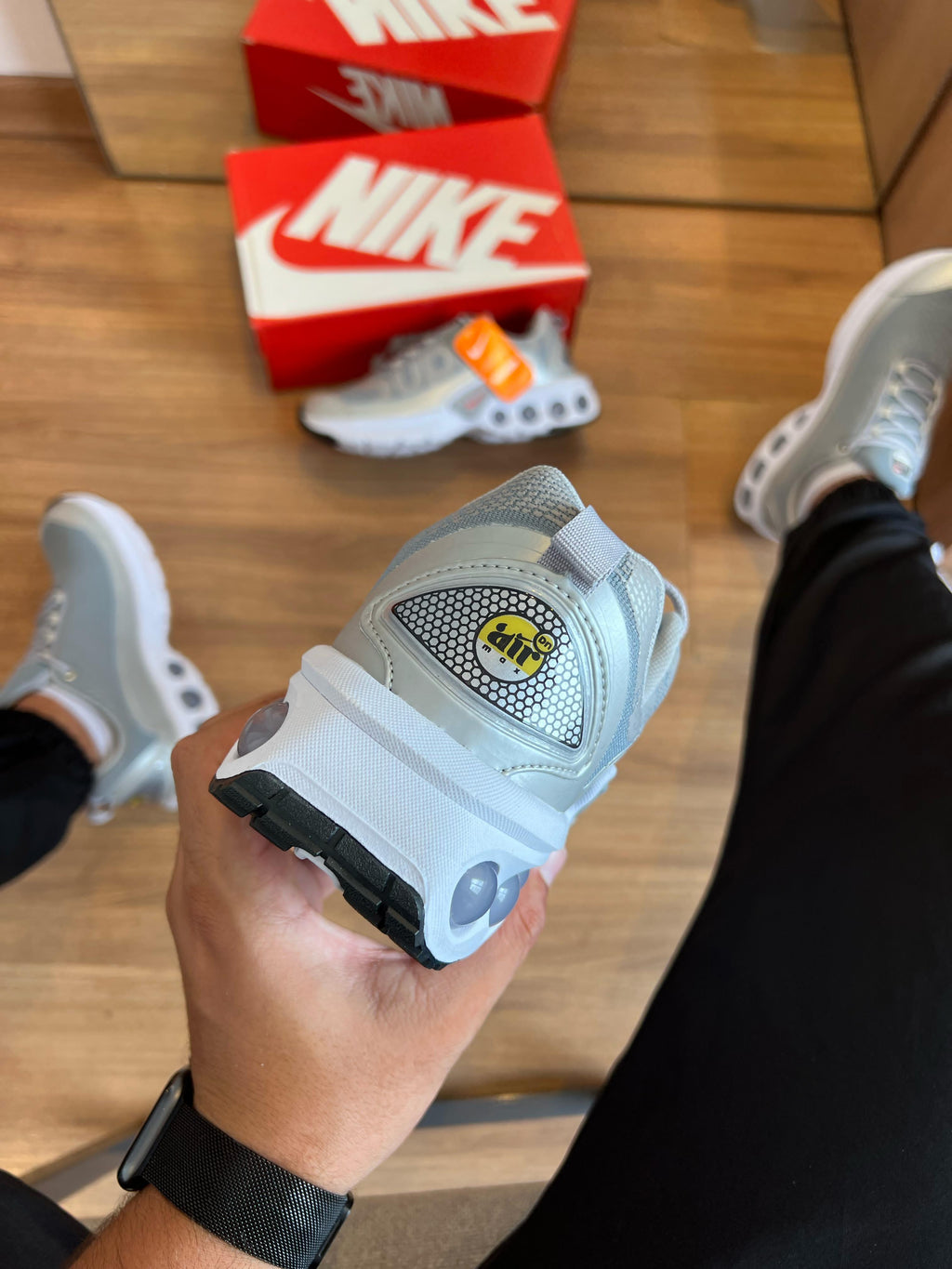 Air Max DN Supreme Branco / Cinza