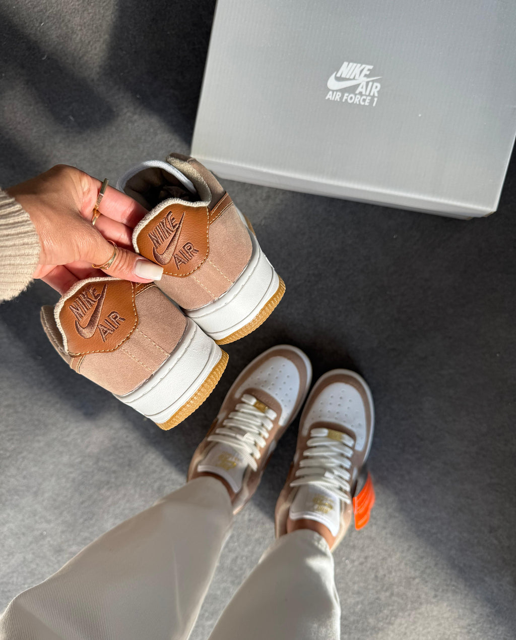 Nike Air Force F1 Camurça Caramelo / Branco