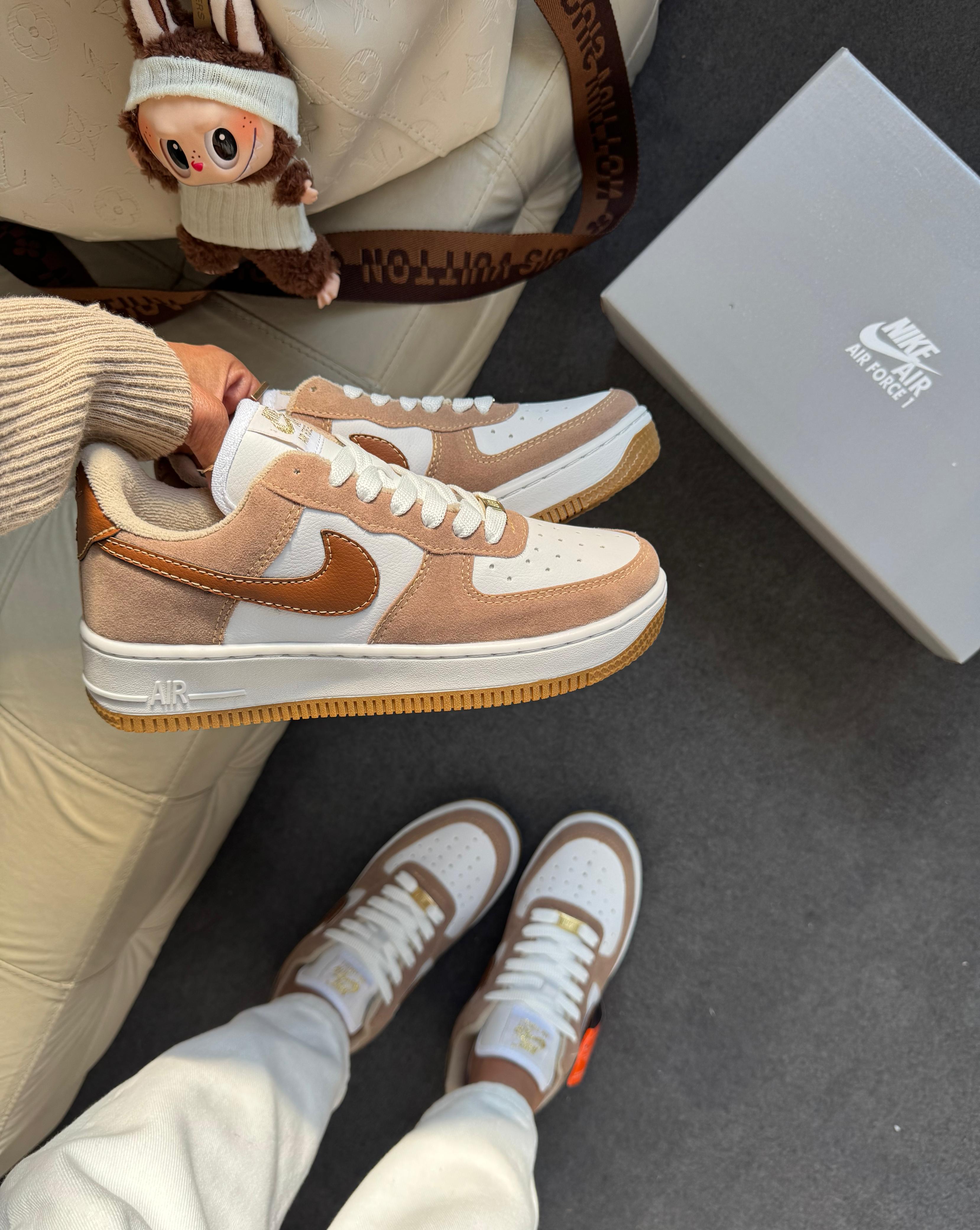 Nike Air Force F1 Camurça Caramelo / Branco