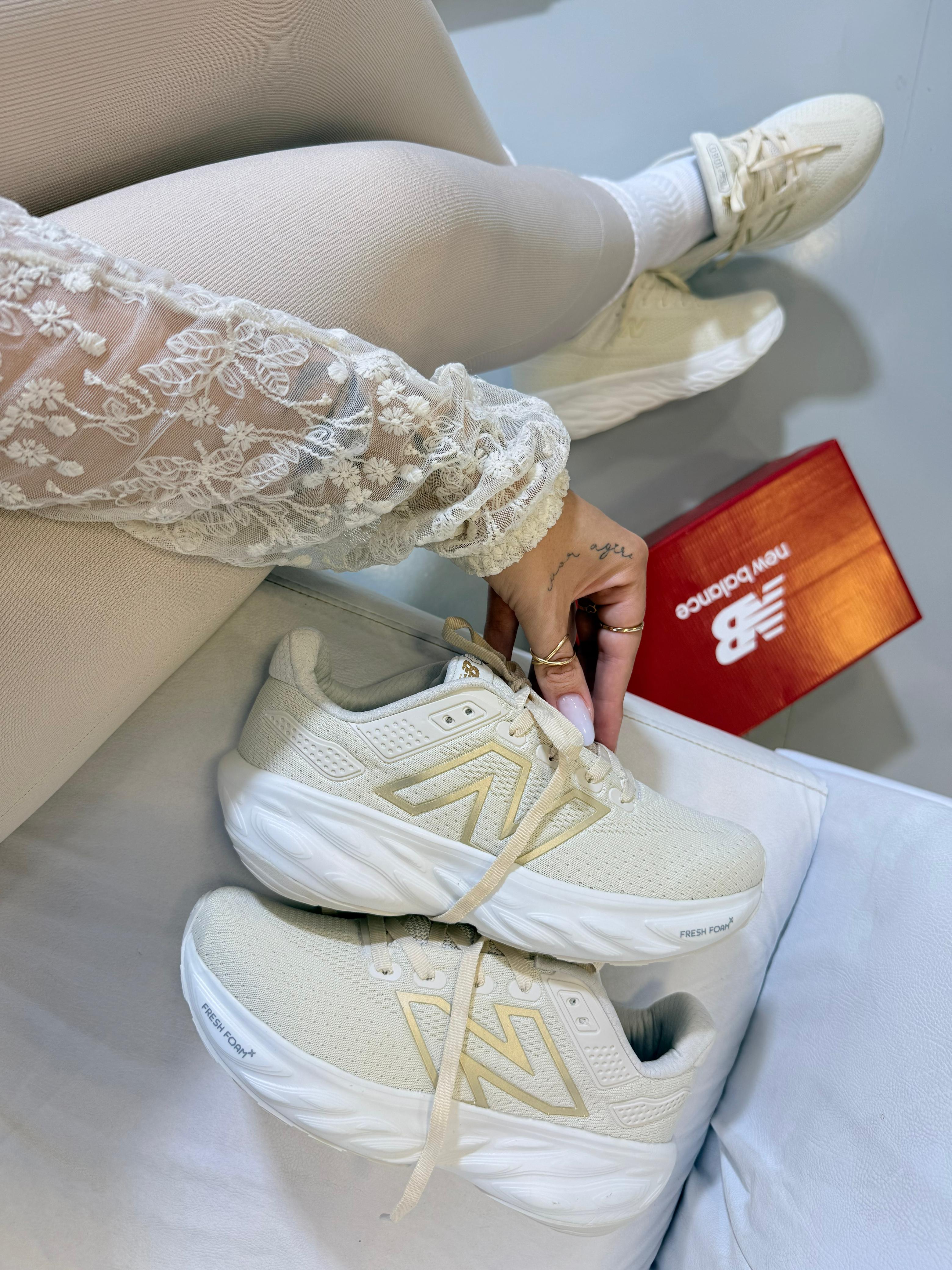 New balance 1080 Off/Dourado