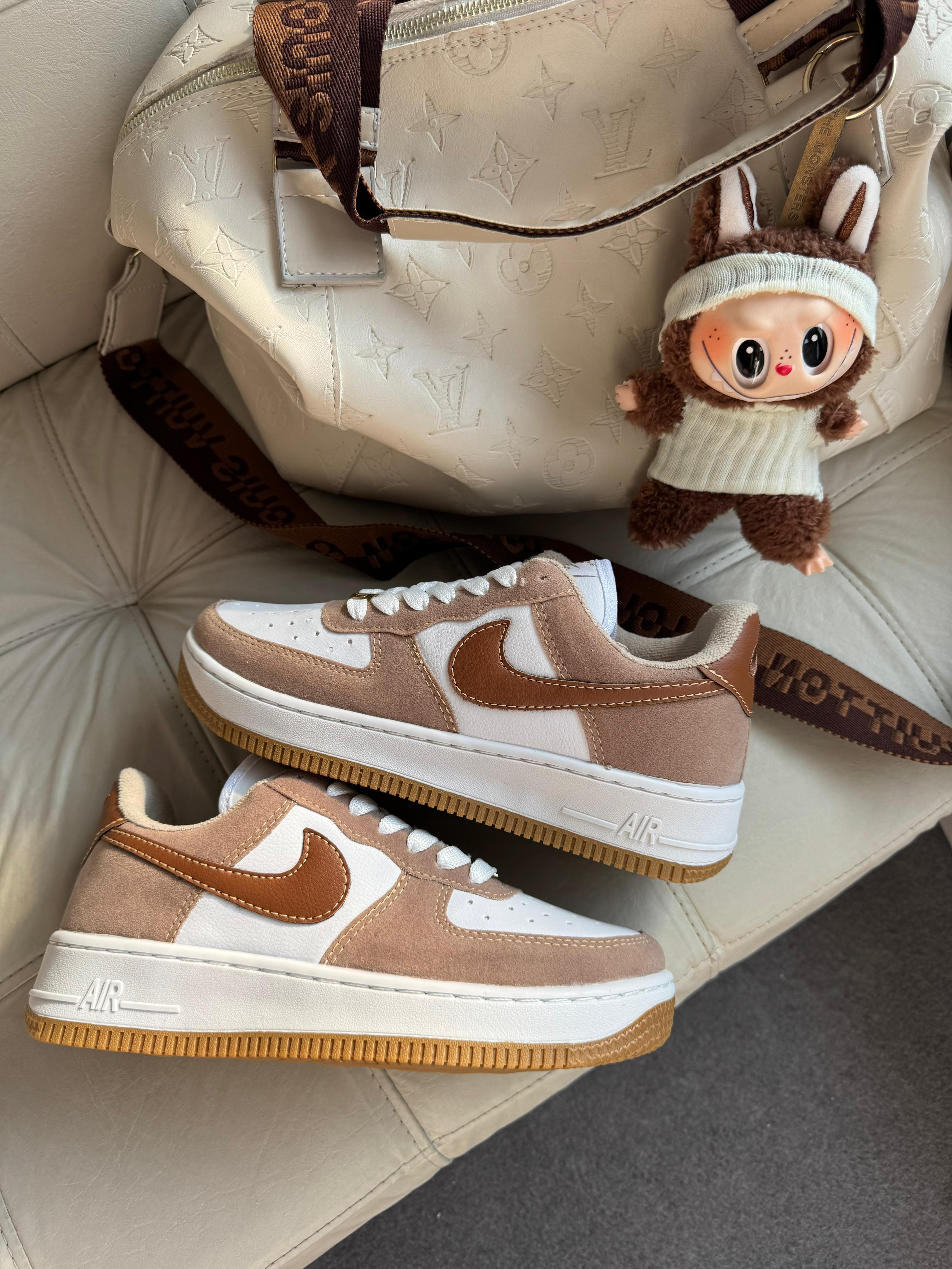 Nike Air Force F1 Camurça Caramelo / Branco