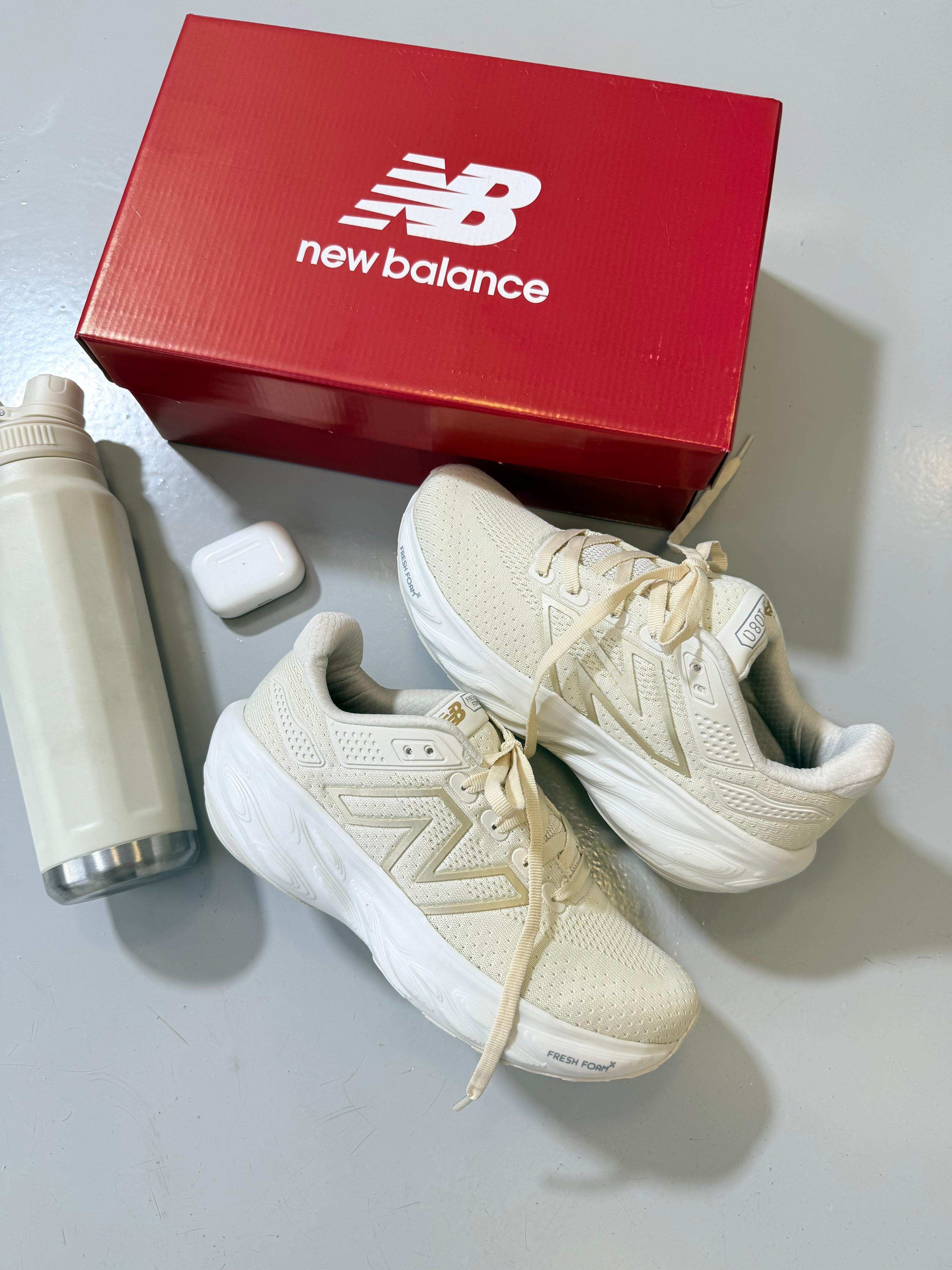 New balance 1080 Off/Dourado