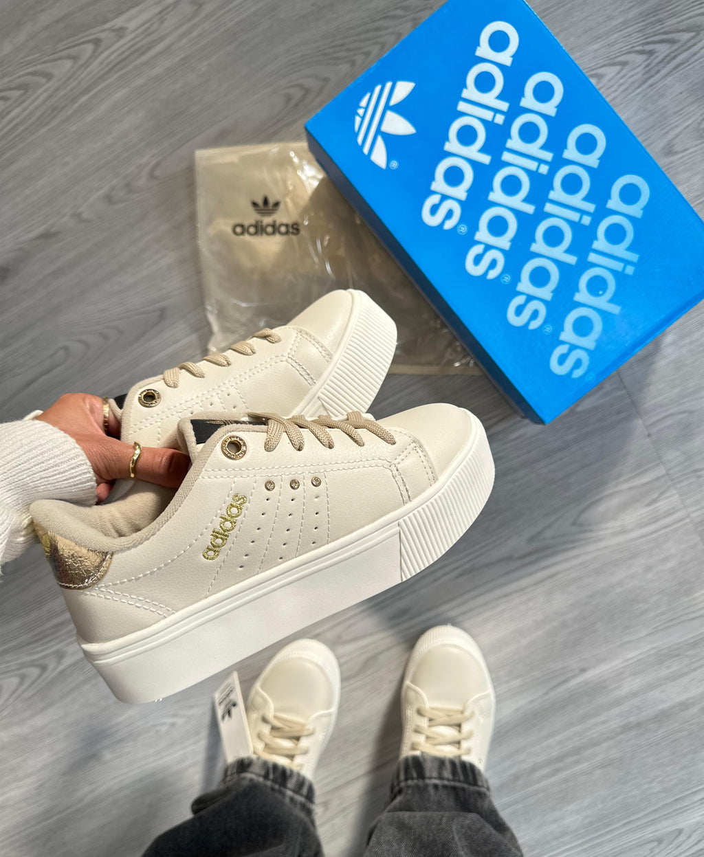 Adidas Plataforma Lux Off/Ouro