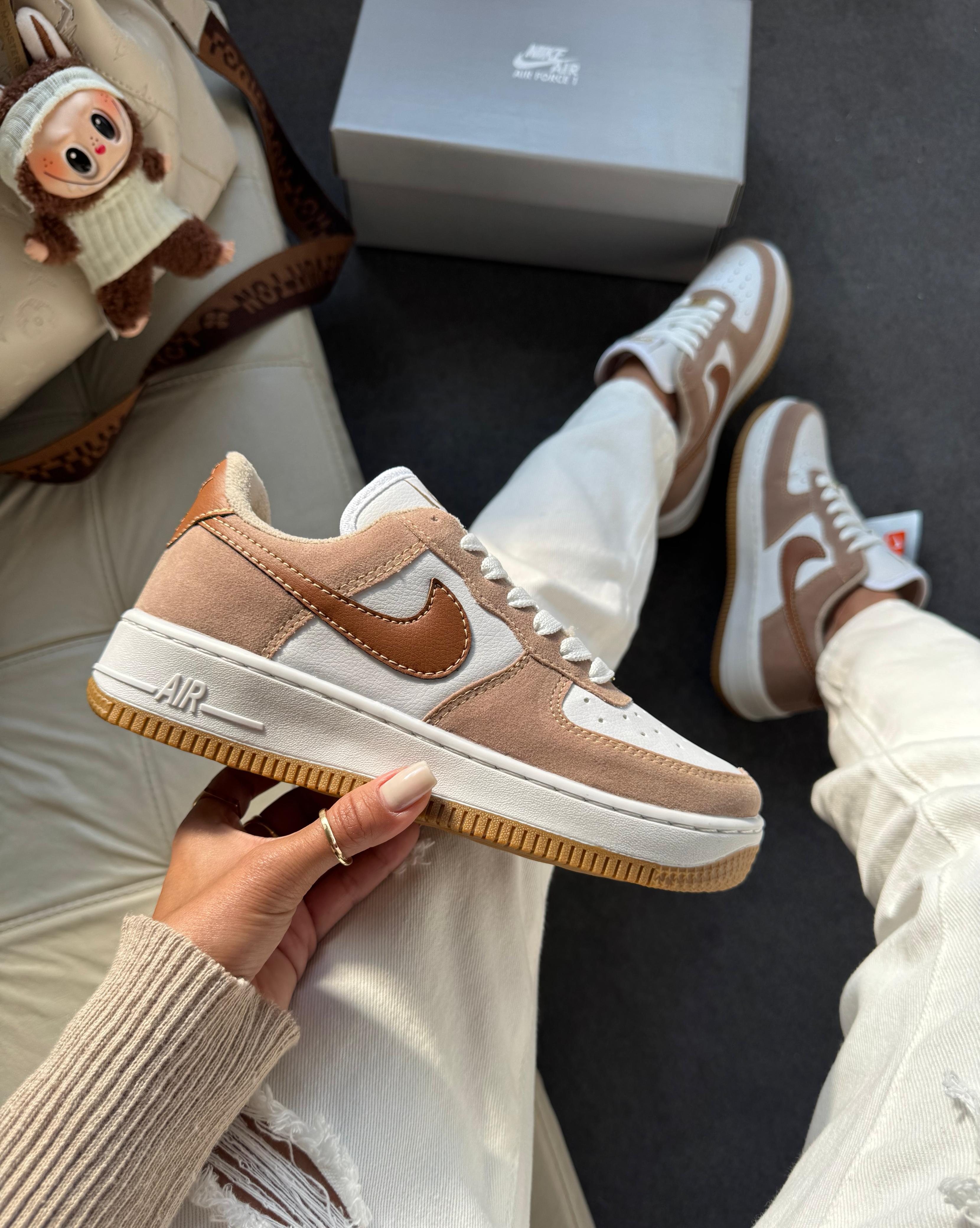 Nike Air Force F1 Camurça Caramelo / Branco